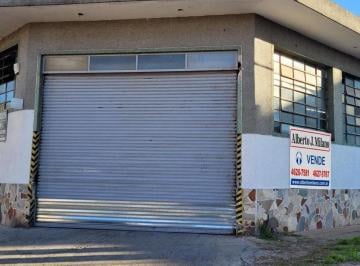 Bodega-Galpón · 372m² · Galpón de 438 m² Cub - 100 m de Av Rivadavia - Financia