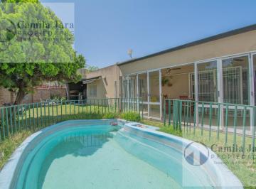 Casa · 223m² · 5 Ambientes · 2 Cocheras · Casa - 3 Dorm. - Garaje - Fondo
