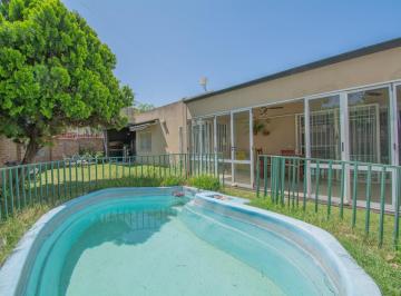 Casa · 223m² · 5 Ambientes · 2 Cocheras · Casa - 3 Dorm. - Garaje - Fondo