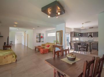 Casa · 223m² · 5 Ambientes · 2 Cocheras · Casa 4 Ambientes con Quincho y Pileta Apta Credito