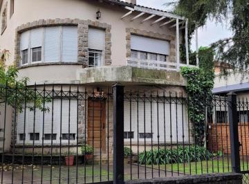 Casa · 320m² · 4 Ambientes · 3 Cocheras · Casa 4 Ambientes Sobre Sarmiento en Castelar Norte con Quincho y Pileta