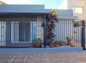 Casa · 97m² · 3 Ambientes · Casa Lote Propio - Castelar Norte