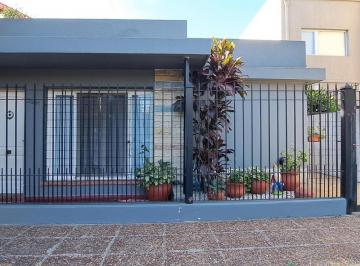 Casa · 97m² · 3 Ambientes · Casa Lote Propio - Castelar Norte