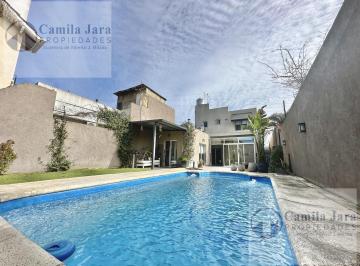 Casa · 162m² · 4 Ambientes · 1 Cochera · Casa Minimalista 3 Ambientes en Ituzaingo Norte con Quincho y Pileta