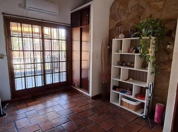 Casa · 180m² · 4 Ambientes · 1 Cochera · Casa - 4 Ambientes - Fondo - Cochera - Quincho - Castelar