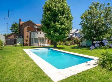 Casa · 300m² · 6 Ambientes · 4 Cocheras · Casa en Venta 6 Ambientes en Castelar Norte con Pileta
