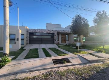Casa · 250m² · 5 Ambientes · 2 Cocheras · Casa en Barrio Privado Pinar del Sol Vi - Maipú