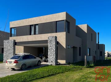 Casa · 265m² · 5 Ambientes · 6 Cocheras · Venta de Casa Frente Al Lago en Barrio Cerrado Puertos 4 Dorm.