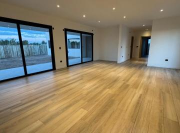 Casa · 212m² · 5 Ambientes · 2 Cocheras · Casa a Estrenar Barrio Patagonia