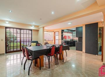Casa · 186m² · 5 Ambientes · 2 Cocheras · Casa con Patio y Terraza, 5 Amb y Cochera Doble en Villa del Parque