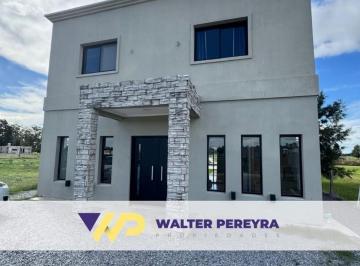 Casa · 145m² · 4 Ambientes · Casa en Venta en Barrio "Las Perdices"