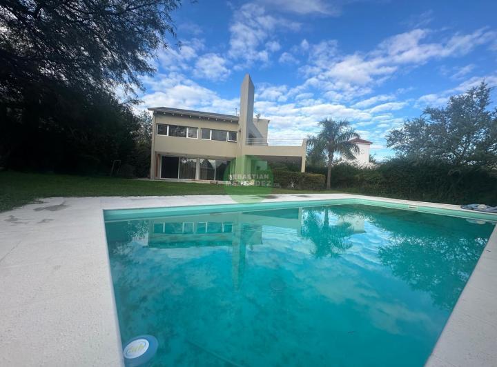 Casa · 450m² · 6 Ambientes · 2 Cocheras