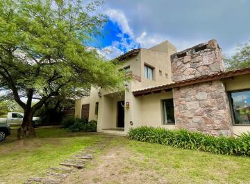 Casa · 483m² · 5 Ambientes · 2 Cocheras · Vendo Casa Apto Credito en Calicanto Barrio Privado