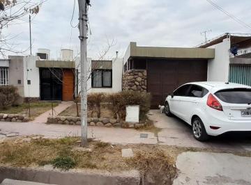 Casa · 128m² · 3 Dormitorios · 1 Cochera · Casa en Venta 3 Dorm. en Barrio Unimev, Guaymallén.