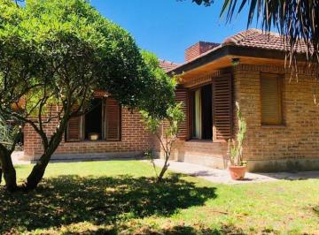 Casa · 210m² · 4 Ambientes · 1 Cochera · Retasado, Oportunidad! Chalet Casa Sobre Dos Lotes