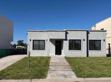 Casa · 142m² · 6 Ambientes · 1 Cochera · Casa en Venta en Barrio Privado Santa Elisa, Pilar del Este.