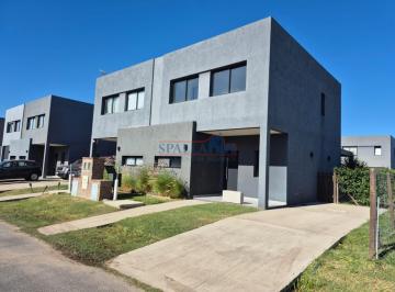 Casa · 100m² · 4 Ambientes · 1 Cochera · Alquiler 4 Ambientes Barrio El Aljibe Manzanares