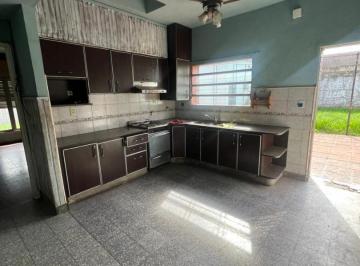 Casa · 165m² · 4 Ambientes · 8 Cocheras · Casa con 3 Habitaciones - 3 Baños en Moron