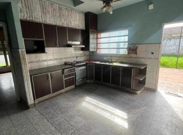 Casa · 165m² · 4 Ambientes · 8 Cocheras · Casa con 3 Habitaciones - 3 Baños en Moron