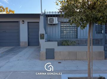 Casa · 110m² · 4 Ambientes · 2 Cocheras · Casa en Valentina Sur