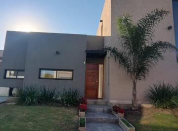 Casa · 128m² · 4 Ambientes · 2 Cocheras · Casa en Venta de 4 Amb en Spring Park