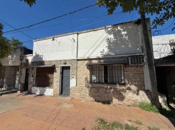 Casa · 91m² · 5 Ambientes · Casa Al Frente 3 Dor y Patio. Gran Potencial
