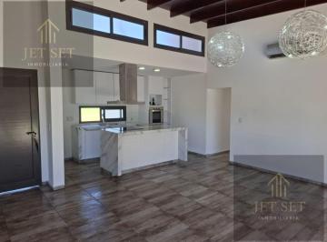 Casa · 180m² · 4 Ambientes · 2 Cocheras · Casa en Alquiler - Valle del Golf
