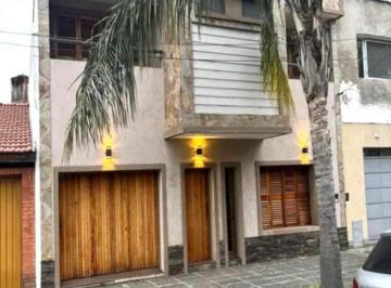 Casa · 200m² · 5 Ambientes · 1 Cochera · Jujuy 2216