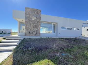 Casa · 170m² · 4 Ambientes · 3 Cocheras · Casa a Estrenar con Piscina