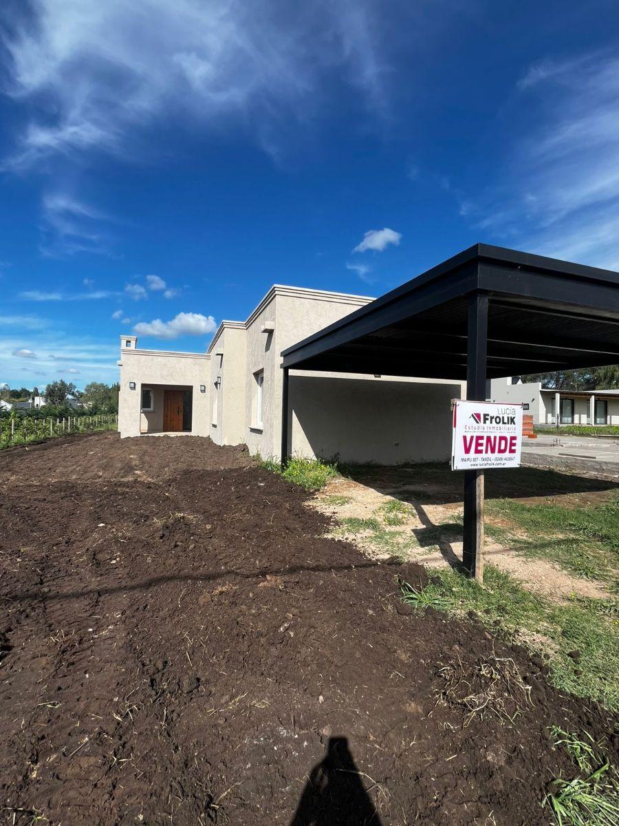 Casa moderna de 1000m² con 3 dormitorios y jardín — Barrio Chacra