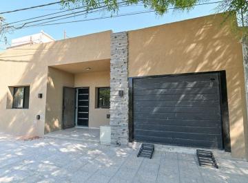 Casa · 100m² · 3 Ambientes · 1 Cochera · Casa 2 Dorm. Cochera y Gran Terreno