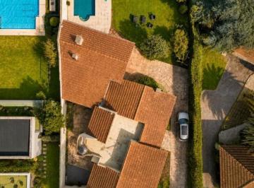 Casa · 290m² · 5 Ambientes · Casa de Gran Categoria - en Venta