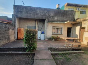 Casa · 400m² · 3 Ambientes · Casa en Caseros 3 Ambientes + Galpón