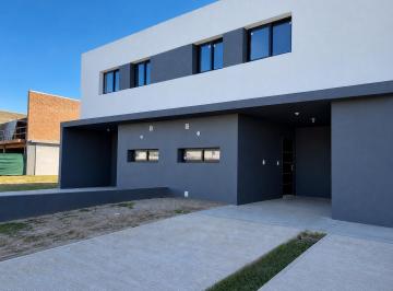 Casa · 125m² · 4 Ambientes · 2 Cocheras · Casa en Quebrada de Manantiales
