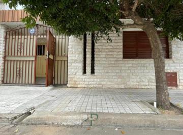 Casa · 155m² · 2 Dormitorios · 1 Cochera · Venta Casa - Apto Credito - 2 Dorm. en Bº Gral Bustos Calle Manuel Abad E Illana Al 700