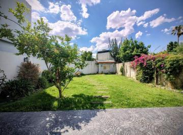 Casa · 156m² · 3 Ambientes · 2 Cocheras · Casa 3 Amb en Quilmes Oeste con Parque y Cochera
