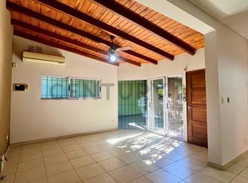 Casa · 70m² · 3 Ambientes · 1 Cochera · Venta Casa de 2 Dorm. con Jardín y Cochera en Alberdi, Rosario