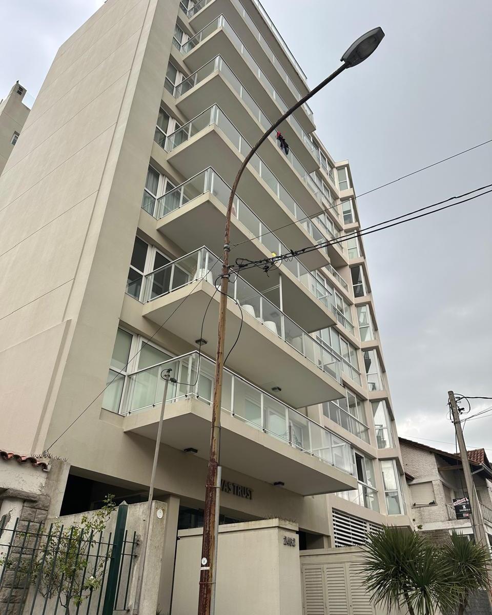 Venta Piso de Categoria en Varesse. Entrada Principal y de servicio. Amplio Livimg Luminoso.
