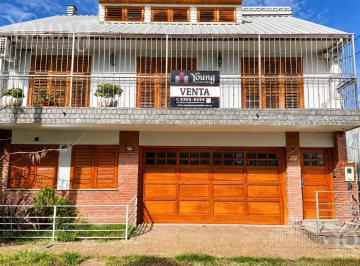 Casa · 238m² · 3 Ambientes · 3 Cocheras · Venta Casa de 3 Ambientes en Bernal Oeste
