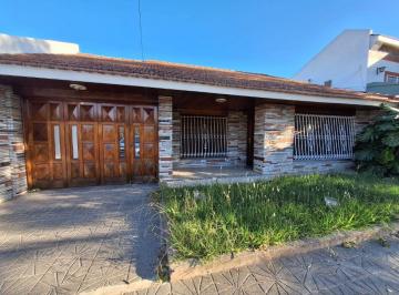 Casa de 4 ambientes, Lomas de Zamora · Amplia Casa con Jardín y Garage Pasante Para 3 Vehiculos