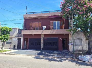 Casa · 241m² · 5 Ambientes · 2 Cocheras · Casa en Bernal Oeste