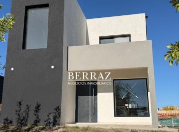 Casa · 147m² · 5 Ambientes · 1 Cochera · Casa Venta 4 Dormtorios Barrio Santa Elena Lote de 576 m² Pilar del Este