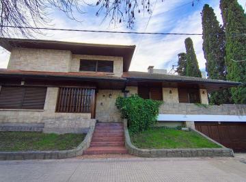 Casa · 421m² · 11 Ambientes · 2 Cocheras · Casa de 4 Dorm. en Venta en La Plata