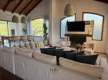 Casa · 300m² · 7 Ambientes · 2 Cocheras · Alquuler Casa en Jockey Club 3 Dorm. con Pileta Fondo Golf