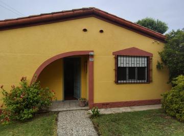 Casa · 58m² · 4 Ambientes · 1 Cochera · Linda Casa Techo a Dos Aguas