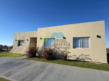 Casa · 180m² · 4 Ambientes · 1 Cochera · Venta de Casa en Una Planta con Pileta - San Sebastian Area 1