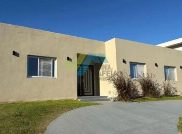 Casa · 180m² · 4 Ambientes · 1 Cochera · Venta de Casa en Una Planta con Pileta - San Sebastian Area 1