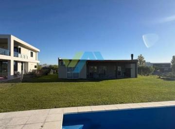 Casa · 180m² · 4 Ambientes · 1 Cochera · Venta de Casa en Una Planta con Pileta - San Sebastian Area 1
