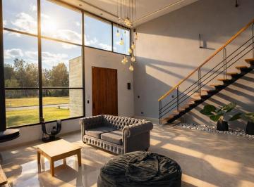 Casa · 200m² · 4 Ambientes · 6 Cocheras · Casa en La Victoria Polo Club