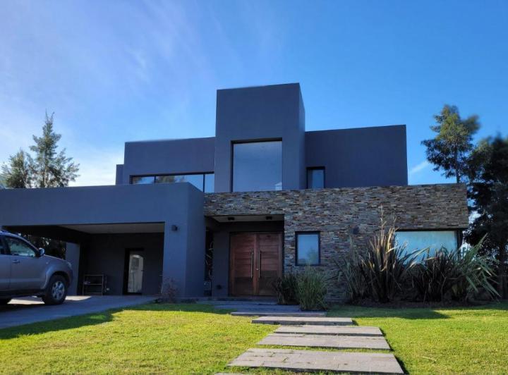 Casa · 252m² · 5 Ambientes · 2 Cocheras